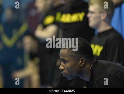 SKWIERZYNA, Polen (Feb. 21, 2019) -- Soldaten und Fans aus 101 Brigade Support Bataillons, 1st Armored Brigade Combat Team, 1.Infanterie Division, beobachten Sie mit Vorfreude während einer freundlich futsal Spiel mit polnischen Soldaten, hier, 24.02.21. Futsal ist eine Variante des Standard outdoor Fußball, auf einem Hartplatz und in der Regel im Innenbereich gespielt. Stockfoto