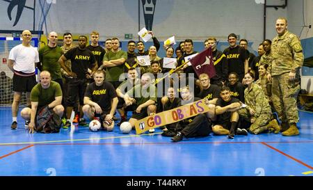 SKWIERZYNA, Polen (Feb. 21, 2019) -- Soldaten aus 101 Brigade Support Bataillons, 1st Armored Brigade Combat Team, 1.Infanterie Division, stehen zusammen mit den polnischen Soldaten nach einem freundlichen futsal Spiel, hier, 24.02.21. Futsal ist eine Variante des Standard outdoor Fußball, auf einem Hartplatz und in der Regel im Innenbereich gespielt. Stockfoto