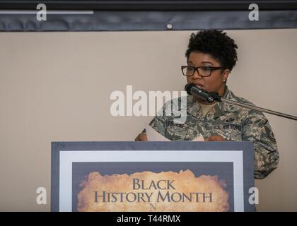 Master Sgt. Lorie Stephens, 137 Special Operations Wing, Oklahoma City, Okla., begrüßt die Teilnehmer während einer Nationalen Afrikanisch-amerikanische Geschichte Monat Veranstaltung Feb.21, 2019 auf regionaler Training Institute, Oklahoma City, Oklahoma. Black History Month hat national seit 1976 geehrt. Stockfoto