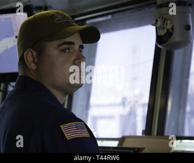 Chief Warrant Officer Max Janusz, Landing Craft Utility Schiff 2029 Master, steuert das Schiff in die nördlichen Persischen Golf in Vorbereitung der medizinischen Evakuierung Training mit dem 35Th Aviation Brigade an Kuwait Naval Base, Kuwait, Jan. 21, 2019. Stockfoto