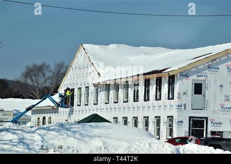 Fremdfirmen mit Platt Bau von Tomah, Wis., die Arbeit an der ehemaligen Gemeinschaft Activity Center, Gebäude 2000, am 13.02.25, 2019, als Teil eines $ 5,1 Millionen Renovierung des Gebäudes. Bau Fertigstellung ist für Herbst 2019 geplant. Wenn der Vorgang abgeschlossen ist, wird das Gebäude der Armee finden Mobilisierung Force Generation Mission bei der Installation unterstützen. Stockfoto