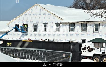 Fremdfirmen mit Platt Bau von Tomah, Wis., die Arbeit an der ehemaligen Gemeinschaft Activity Center, Gebäude 2000, am 13.02.25, 2019, als Teil eines $ 5,1 Millionen Renovierung des Gebäudes. Bau Fertigstellung ist für Herbst 2019 geplant. Wenn der Vorgang abgeschlossen ist, wird das Gebäude der Armee finden Mobilisierung Force Generation Mission bei der Installation unterstützen. Stockfoto