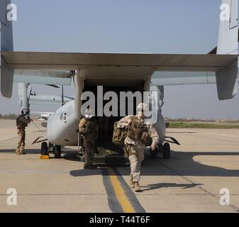 Bagdad, Irak (Feb. 21, 2019) US Marine Corps Kapitän Cameron Lahren, eine Logistik Offizier mit Special Purpose Marine Air-Ground Task Force Krise Response-Central Befehl, beendet eine MV-22 Osprey. Us-Marines und Matrosen mit Fleet Anti-terror-Security Team, Central Command, 22 Marine Expeditionary Unit, SPMAGTF-CR-CC und Naval Amphibious Force, Task Force 51/5 th Marine Expeditionary Brigade mit Abteilung der Staatlichen Personalkapazitäten zu diskutieren und die Beziehungen zwischen Einheiten der US Central Command Bereich Verantwortung stärken. Stockfoto