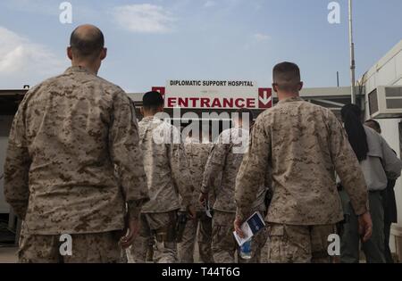 Bagdad, Irak (Feb. 21, 2019) US-Marinesoldaten und Matrosen mit Fleet Anti-terror-Security Team, Central Command, 22 Marine Expeditionary Unit, Special Purpose Marine Air-Ground Task Force Krise Response-Central Befehl und Naval Amphibious Force und Task Force 51/5 th Marine Expeditionary Brigade, von der Abteilung der Staatlichen Personal begleitet, eine Tour durch die diplomatische Unterstützung Krankenhaus in Bagdad und in der Diplomatischen Support Center. Us-Marines und Matrosen mit FASTCENT, 22 MEU, SPMAGTF-CR-CC und Task Force 51/5 Met mit Abteilung der Staatlichen Personalkapazitäten zu diskutieren und zu stärken Beziehungen zwisch Stockfoto