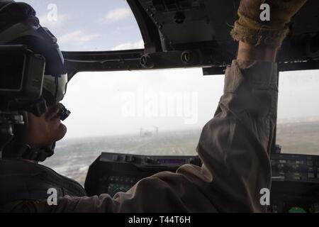 Bagdad, Irak (Feb. 21, 2019) US Marine Corps Kapitän Chase Bareman, ein MV-22 Osprey Pilot mit 22 Marine Expeditionary Unit, bereitet die Flugzeuge zur Landung an der US-Botschaft. Us-Marines und Matrosen mit Fleet Anti-terror-Security Team, Central Command, 22 MEU, Special Purpose Marine Air-Ground Task Force Krise Response-Central Befehl und Naval Amphibious Force, Task Force 51/5 th Marine Expeditionary Brigade mit Abteilung der Staatlichen Personalkapazitäten zu diskutieren und die Beziehungen zwischen Einheiten der US Central Command Bereich Verantwortung stärken. Stockfoto