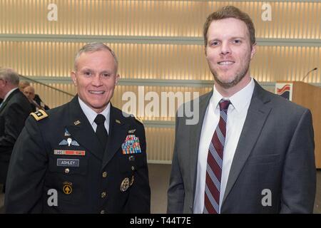 Defense Intelligence Agency Direktor Generalleutnant Robert Ashley, Jr. Links, und DIA Mitarbeiter Travis Thompson, Empfänger der Richard J. KERR Regierung Award, für ein Foto während der 2019 Intelligenz und National Security Alliance Achievement Award Ceremony, 24.02.21, Washington, D.C. darstellen Stockfoto