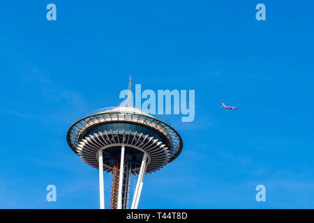 Ein comercial Flugzeug fliegt über die Space Needle in Seattle eine comercial Flugzeug über dem Space Needle in Seattle fliegt Stockfoto