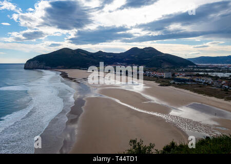 Berria Beach in Santoña, Kantabrien, im Norden der spanischen Küste Stockfoto