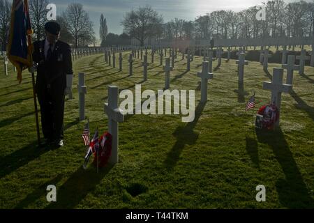 John McCarthy, Royal British Legion Mitglied, steht in der Nähe der Gräber der Sergeants Maurice Robbins und Charles Tuttle nach einer Kranzniederlegung service American Cemetery in Cambridge, England, zu Ehren der bin ich Amigo' B-17 Flying Fortress Crew, Feb 22, 2019. Robbins, Tuttle, und Staff Sgt. Harry Estabrooks, drei der 10 Besatzungsmitglieder, in Frieden ruhen auf dem Friedhof. Stockfoto