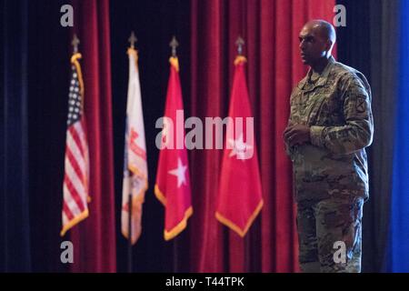 Generalmajor Gary Brito, Manöver Kompetenzzentrum kommandierender General, begrüßt die Zuschauer zu den Marshall Auditorium an der U.S. Army Reserve rechtliche Befehl South Eastern Region um-die-Uhr-Support vor Ort juristische Ausbildung (OSLT) am Fort Benning, GA, 24.02.22. Diese OSLT kennzeichnet die erste Armee juristische Ausbildung Veranstaltung, bei der Armee, Armee und Nationalgarde Richter, Anwälte und Rechtsassistenten Ausbildung zusammen durchführen Stockfoto