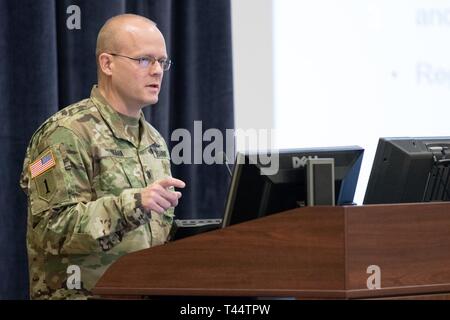 Ltc. Joseph Shaha, Ausbilder mit der US-Armee Büro des Judge Advocate General Mobile Training Team, führt eine Unterrichtung über Updates zur Uniform Code of Military Justice an der U.S. Army Reserve rechtliche Befehl South Eastern Region um-die-Uhr-Support vor Ort juristische Ausbildung (OSLT) am Fort Benning, GA, 24.02.22. Diese OSLT kennzeichnet die erste Armee juristische Ausbildung Veranstaltung, bei der Armee, Armee und Nationalgarde Richter, Anwälte und Rechtsassistenten Ausbildung zusammen durchführen Stockfoto