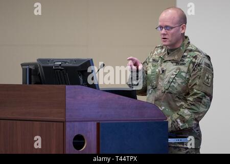 Ltc. Joseph Shaha, Ausbilder mit der US-Armee Büro des Judge Advocate General Mobile Training Team, führt eine Unterrichtung über Updates zur Uniform Code of Military Justice an der U.S. Army Reserve rechtliche Befehl South Eastern Region um-die-Uhr-Support vor Ort juristische Ausbildung (OSLT) am Fort Benning, GA, 24.02.22. Diese OSLT kennzeichnet die erste Armee juristische Ausbildung Veranstaltung, bei der Armee, Armee und Nationalgarde Richter, Anwälte und Rechtsassistenten Ausbildung zusammen durchführen Stockfoto