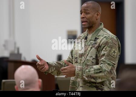 Ltc. Terrence Sommers, Leiter der Reserve Komponente Pläne, Mobilisierungen und Bereitstellungen in der US-Armee Büro des Judge Advocate General, gibt einen kurzen auf Auswertungen an der U.S. Army Reserve rechtliche Befehl South Eastern Region um-die-Uhr-Support vor Ort juristische Ausbildung (OSLT) am Fort Benning, GA, 24.02.22. Diese OSLT kennzeichnet die erste Armee juristische Ausbildung Veranstaltung, bei der Armee, Armee und Nationalgarde Richter, Anwälte und Rechtsassistenten Ausbildung zusammen durchführen Stockfoto