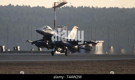 Eine F-16 Fighting Falcon in die 480th Fighter Squadron landet auf der Air Base Spangdahlem, Deutschland, Feb.22, 2019 zugeordnet. Das Flugzeug nach Hause zurückgekehrt von einem fliegenden Ausbildung Einsatz in Portugal, wo sie sich mit der portugiesischen Luftwaffe auf defensive Zähler Luft Maßnahmen geschult, offensive counter Air Operations, Unterdrückung der gegnerische Luftabwehr und Begleitung. Stockfoto