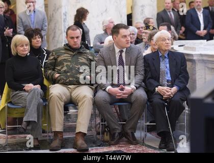 Emil Reich, einem 99 Jahre alten Weltkriegveteran und Purple Heart Empfänger, sitzt mit seiner Familie, bevor er mit der französischen Legion d'Honneur Der französische Generalkonsul Lebrun-Damiens, Feb 22, 2019 an der Idaho State Capitol Building in Boise, Idaho präsentiert wird. Reich erhielt Frankreich die höchste Auszeichnung für seine Bemühungen im zweiten Weltkrieg Nach der Landung an der Küste der Normandie am D-Day. Stockfoto