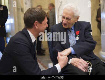 Emil Reich, einem 99 Jahre alten Weltkriegveteran und Purple Heart Empfänger, schüttelt die Hand des französischen Generalkonsul Lebrun-Damiens, nachdem er mit der französischen Legion d'Honneur, Feb 22, 2019 an der Idaho State Capitol Building in Boise, Idaho präsentiert wird. Reich erhielt Frankreich die höchste Auszeichnung für seine Bemühungen im zweiten Weltkrieg Nach der Landung an der Küste der Normandie am D-Day. Stockfoto