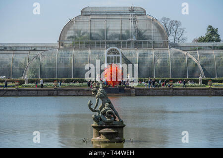 Sommer Sonne - Chihuly: Reflexionen über die Natur von Kew Gardens - Dale Chihuly Exponate sein leuchtendes Glas Kunstwerke, die Stücke nie zuvor in Großbritannien gesehen. Die Chihuly Skulpturen verwandeln die Gärten und Gewächshäuser in eine zeitgenössische Galerie im freien Raum. Stockfoto