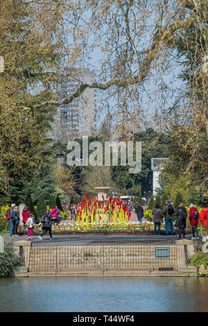 Saphire Stern - Chihuly: Reflexionen über die Natur von Kew Gardens - Dale Chihuly Exponate sein leuchtendes Glas Kunstwerke, die Stücke nie zuvor in Großbritannien gesehen. Die Chihuly Skulpturen verwandeln die Gärten und Gewächshäuser in eine zeitgenössische Galerie im freien Raum. Stockfoto