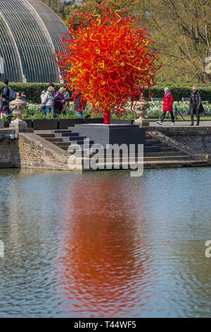 Sommer Sonne - Chihuly: Reflexionen über die Natur von Kew Gardens - Dale Chihuly Exponate sein leuchtendes Glas Kunstwerke, die Stücke nie zuvor in Großbritannien gesehen. Die Chihuly Skulpturen verwandeln die Gärten und Gewächshäuser in eine zeitgenössische Galerie im freien Raum. Stockfoto