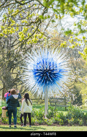 Saphire Stern - Chihuly: Reflexionen über die Natur von Kew Gardens - Dale Chihuly Exponate sein leuchtendes Glas Kunstwerke, die Stücke nie zuvor in Großbritannien gesehen. Die Chihuly Skulpturen verwandeln die Gärten und Gewächshäuser in eine zeitgenössische Galerie im freien Raum. Stockfoto