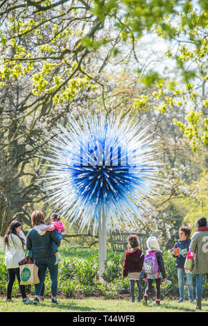 Saphire Stern - Chihuly: Reflexionen über die Natur von Kew Gardens - Dale Chihuly Exponate sein leuchtendes Glas Kunstwerke, die Stücke nie zuvor in Großbritannien gesehen. Die Chihuly Skulpturen verwandeln die Gärten und Gewächshäuser in eine zeitgenössische Galerie im freien Raum. Stockfoto