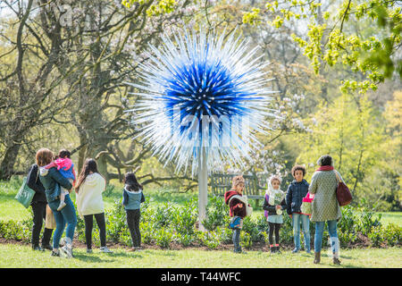 Saphire Stern - Chihuly: Reflexionen über die Natur von Kew Gardens - Dale Chihuly Exponate sein leuchtendes Glas Kunstwerke, die Stücke nie zuvor in Großbritannien gesehen. Die Chihuly Skulpturen verwandeln die Gärten und Gewächshäuser in eine zeitgenössische Galerie im freien Raum. Stockfoto