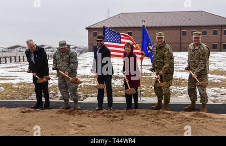 Kongressabgeordnete Vicky Hartzler, Brig. General John Nichols, der 509Th Bomb Wing Commander, Oberst Ken Eaves, die Uad-2 Bomb Wing Commander, U.S. Army Oberst Doug Guttormsen, der Kommandant der Kansas City District der US-Armee Korps der Ingenieure, Kendall Nugent, der stellvertretende Kommandant der 509th Mission Support Group, und Michael Eidson, Federal Division Operations Manager, halten Sie Schaufeln beim Spatenstich am Februar 22, 2019 at Whiteman Air Force Base, Missouri. Die Zeremonie begann offiziell mit dem Bau eines neuen konsolidierten Aktivitäten Aufbau der 509Th und die Uad-2 Opera House Stockfoto