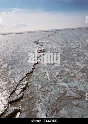 Us-Armee Korps der Ingenieure Buffalo Bezirk Teammitglieder Oberstleutnant Jason A. Toth und Andrew Armstrong, Frank Seglenieks aus Umwelt und Klimawandel Kanada, und Mitglieder der Internationalen Niagara Arbeitskreis ein Hubschrauber Eis - Messung der Dicke Flug am Erie See, Feb 22, 2019 leiten. Jeder Winter, das INWC leitet zwei Hubschrauber Eis - Messung der Dicke Flüge und zwei Umfrage Flüge der Östlichen Becken des Lake Erie eis Bedingungen zu bewerten und zu bestimmen, wenn das Eis Ausleger aus dem Mund des Niagara River entfernt werden kann. Stockfoto