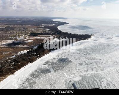 Us-Armee Korps der Ingenieure Buffalo Bezirk Teammitglieder Oberstleutnant Jason A. Toth und Andrew Armstrong, Frank Seglenieks aus Umwelt und Klimawandel Kanada, und Mitglieder der Internationalen Niagara Arbeitskreis ein Hubschrauber Eis - Messung der Dicke Flug am Erie See, Feb 22, 2019 leiten. Jeder Winter, das INWC leitet zwei Hubschrauber Eis - Messung der Dicke Flüge und zwei Umfrage Flüge der Östlichen Becken des Lake Erie eis Bedingungen zu bewerten und zu bestimmen, wenn das Eis Ausleger aus dem Mund des Niagara River entfernt werden kann. Stockfoto