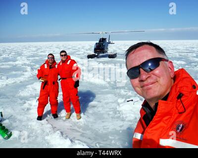 Us-Armee Korps der Ingenieure Buffalo Bezirk Teammitglieder Oberstleutnant Jason A. Toth und Andrew Armstrong, Frank Seglenieks aus Umwelt und Klimawandel Kanada, und Mitglieder der Internationalen Niagara Arbeitskreis ein Hubschrauber Eis - Messung der Dicke Flug am Erie See, Feb 22, 2019 leiten. Jeder Winter, das INWC leitet zwei Hubschrauber Eis - Messung der Dicke Flüge und zwei Umfrage Flüge der Östlichen Becken des Lake Erie eis Bedingungen zu bewerten und zu bestimmen, wenn das Eis Ausleger aus dem Mund des Niagara River entfernt werden kann. Stockfoto