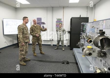 Von links nach rechts, Oberst Joel Safranek, 436Th Airlift Wing Commander, hört zu, Staff Sgt. Damien Allen, 373 Training Squadron, Abteilung 3, C-5 M Trainer Entwicklung und Fachexperten, erläutern die Geschichte und den Prozess der Aktualisierung sowohl der älteren C-5 Klimaanlage Überdruckkapselungssysteme Trainer Feb.20, 2019, an der 373 Training Squadron, Abteilung 3, auf Dover Air Force Base, Del der AC&PSTs bei $ 5,9 Millionen Dollar hochgerüstet Bewertet jede und dauerte 12 Monate an die C-5 M Super Galaxy Konfiguration zu konvertieren. Stockfoto