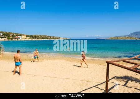 Kreta, Griechenland - Mai 1,2015: Marathi Strand mit feinem Sand und seichtem ruhiges Wasser. West Kreta, Griechenland Stockfoto
