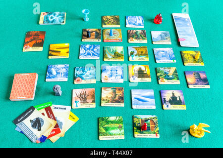 Moskau, Russland - April 3, 2019: Spielen in verbotene Insel kooperatives Brettspiel (russische Ausgabe). Das Spiel wurde von Matt Leacock und Publi entwickelt Stockfoto