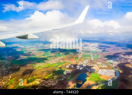 Luftaufnahme des Dorfes Landschaft in der Nähe von Paris, Frankreich an einem sonnigen Tag Stockfoto