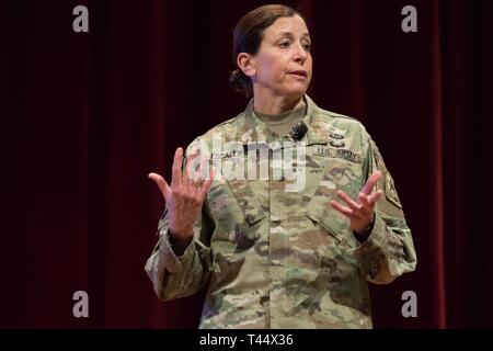 Brig. Gen. Susan Escallier, Assistant U.S. Army Judge Advocate General (JAG), Militär, Recht und Operationen, Schriftsatz auf den Zustand des JAG Corps der US Army Reserve rechtliche Befehl South Eastern Region um-die-Uhr-Support vor Ort juristische Ausbildung (OSLT) am Fort Benning, GA, 24.02.23. Diese OSLT kennzeichnet die erste Armee juristische Ausbildung Veranstaltung, bei der Armee, Armee und Nationalgarde Richter, Anwälte und Rechtsassistenten Ausbildung zusammen durchführen Stockfoto