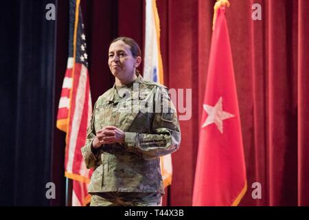 Brig. Gen. Susan Escallier, Assistant U.S. Army Judge Advocate General (JAG), Militär, Recht und Operationen, Schriftsatz auf den Zustand des JAG Corps der US Army Reserve rechtliche Befehl South Eastern Region um-die-Uhr-Support vor Ort juristische Ausbildung (OSLT) am Fort Benning, GA, 24.02.23. Diese OSLT kennzeichnet die erste Armee juristische Ausbildung Veranstaltung, bei der Armee, Armee und Nationalgarde Richter, Anwälte und Rechtsassistenten Ausbildung zusammen durchführen Stockfoto