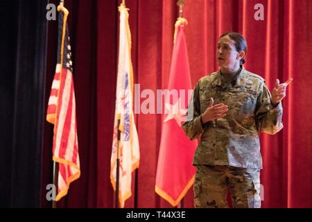 Brig. Gen. Susan Escallier, Assistant U.S. Army Judge Advocate General (JAG), Militär, Recht und Operationen, Schriftsatz auf den Zustand des JAG Corps der US Army Reserve rechtliche Befehl South Eastern Region um-die-Uhr-Support vor Ort juristische Ausbildung (OSLT) am Fort Benning, GA, 24.02.23. Diese OSLT kennzeichnet die erste Armee juristische Ausbildung Veranstaltung, bei der Armee, Armee und Nationalgarde Richter, Anwälte und Rechtsassistenten Ausbildung zusammen durchführen Stockfoto