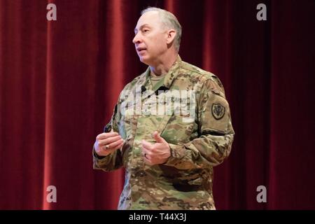 Brig. Gen. Daniel Hill, National Guard Berater der US-Armee Judge Advocate General, gibt einen Überblick über die Interoperabilität zwischen der National Guard, der US-Army und US-Armee finden während einer Präsentation bei der US-Army Reserve rechtliche Befehl South Eastern Region um-die-Uhr-Support vor Ort juristische Ausbildung (OSLT) am Fort Benning, GA, 24.02.23. Diese OSLT kennzeichnet die erste Armee juristische Ausbildung Veranstaltung, bei der Armee, Armee und Nationalgarde Richter, Anwälte und Rechtsassistenten Ausbildung zusammen durchführen Stockfoto