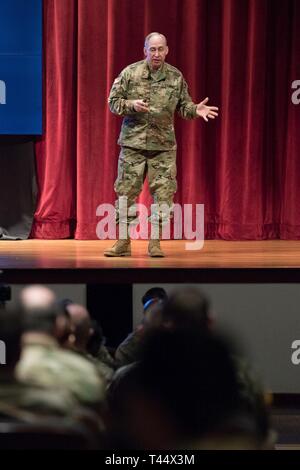 Brig. Gen. Daniel Hill, National Guard Berater der US-Armee Judge Advocate General, gibt einen Überblick über die Interoperabilität zwischen der National Guard, der US-Army und US-Armee finden während einer Präsentation bei der US-Army Reserve rechtliche Befehl South Eastern Region um-die-Uhr-Support vor Ort juristische Ausbildung (OSLT) am Fort Benning, GA, 24.02.23. Diese OSLT kennzeichnet die erste Armee juristische Ausbildung Veranstaltung, bei der Armee, Armee und Nationalgarde Richter, Anwälte und Rechtsassistenten Ausbildung zusammen durchführen Stockfoto