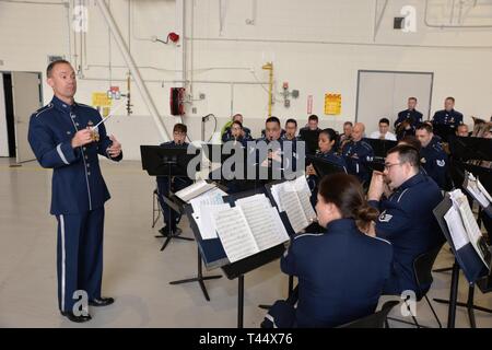 Die Air National Guard Band des Südwestens Kommandeur, Oberstleutnant Eric Patterson, führt das Spielen von "Der Corcoran Kadetten März" während der Flügel Wechsel der Verantwortung Zeremonie, Februar 23, 2019, an der Naval Air Station Forth Worth gemeinsame Mindestreservebasis, Fort Worth, Texas. Während der Zeremonie, Chief Master Sgt. Edward Walden Verantwortung Chief Master Sgt. LaTasha Mitchell. (Texas Air National Guard Stockfoto