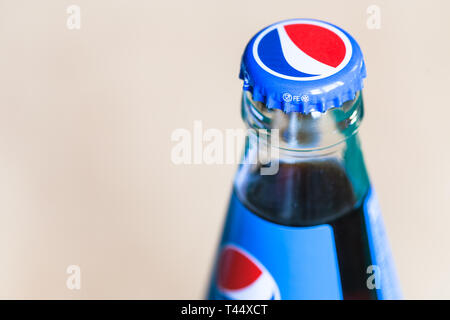 Moskau, Russland - April 4, 2019: Top von geschlossenen Pepsi Flasche schließen. Pepsi ist kohlensäurehaltiges Erfrischungsgetränk durch PepsiCo hergestellt Stockfoto