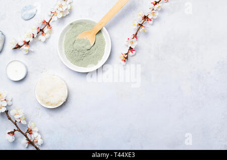 Spa Wellness Hintergrund, Naturkosmetik, Lehm Pulver und Sugar Scrub, Vorbereitung von Hautpflegeprodukten, Ansicht von oben Stockfoto
