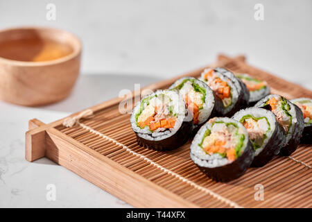Koreanische roll Gimbap (kimbob) von gedämpftem Reis (BAP) und verschiedenen anderen Zutaten Stockfoto