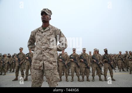 Staff Sgt. Roy Covington III, Senior drill instructor für platoon 2020, Echo, 2. rekrutieren Ausbildung Bataillon, steht vor seinem platoon, nachdem Sie die "Hexenjagd" auf Marine Corps Recruit Depot Parris Island, South Carolina, 23. Februar 2019 abgeschlossen. "The Crucible" ist ein 54-Stunden Höhepunkt, die Rekruten, im Team zu arbeiten und Herausforderungen zu überwinden, um den Titel United States Marine zu erwerben. Stockfoto
