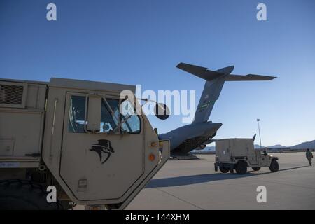 Ein U.S. Army Terminal High Altitude Area Defense Aussetzstation bereitet auf eine 4. Airlift Squadron C-17 Globemaster III in Fort Bliss, Texas, 24.02.23, 2019 zu laden. Das thaad-Raketensystems ist ein Land mit einer Plattform in der Lage, das Abfangen ballistischer Raketen sowohl innerhalb als auch außerhalb der Atmosphäre. Stockfoto