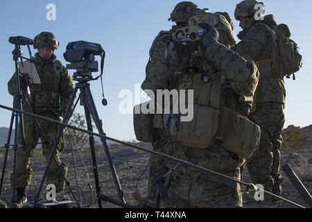 Us-Marines mit 1St Brigade, 5 ANGLICO, arbeiten neben der japanischen Boden Self Defense Force und US-Armee Soldaten interoperabilitity, Sprachkenntnisse zu verbessern, und militärische Beziehungen während der NTC 19-4 an Ft. Irwin, Kalifornien von Jan 28 - Feb 28 2019. NTC ist eine Bereitstellung Schulungsveranstaltung, die Einheit zu übergeben hat. Stockfoto