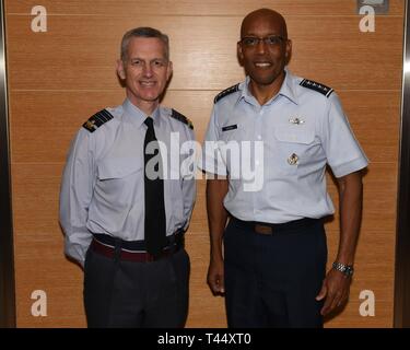 Us Air Force General CQ Brown, Jr., Pacific Air Forces Commander, rechts, trifft sich mit Air Chief Marshal Sir Stephen Hillier, Royal Air Force chief Luft Personal, bei einem bilateralen Treffen in Melbourne, Victoria, Australien, 24.02.2019. Die beiden Regierungschefs vor der 2019 Australische internationale Luftfahrt & Verteidigung Exposition und Airshow Stockfoto