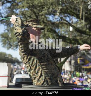 Generalmajor Bradley S. James, Kommandant der Marine Reserve und Marine Nord, wirft Perlen zu einem Mitglied der Menge, während auf einem 7-Tonnen-LKW während der KREWE von Alla Mardi Gras Parade in New Orleans, 24.02.2019. James zusammen mit führenden Persönlichkeiten aus MARFORRES nahmen an der Parade des Mardi Gras Jahreszeit mit dem New Orleans Gemeinschaft zu feiern. Stockfoto