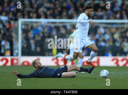 Leeds United's Tyler Roberts und Sheffield Mittwoch Barry Bannan während der Sky Bet Championship Match an der Elland Road, Leeds. Stockfoto