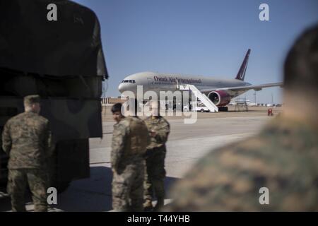 Marines aus der 14 Marine Regiment, 4 Marine Division-by ein Flugzeug in Fort Worth, Texas, 24.02.2019. Marines mit 14 Marines sind Teil der Übung Dynamische Front 19, einer multinationalen Übung in Lettland, das umfasst etwa 3.820 Teilnehmer aus 29 Nationen. Stockfoto